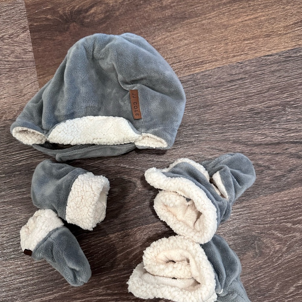 JJ Cole baby hat, mittens and booties set